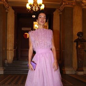 Radka Pavlovčinová a její růžový komplet topu a sukně tvořící večerní róbu, ve které se představila na letošním předávání cen Thálie. Model pochází z ateliéru Jany Horejšové a její značky ON THE BOAT.