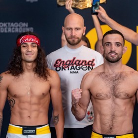 Aaron se za žádných okolností nevzdává. 