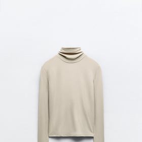 Klasický rolákový top z jemného úpletu. (Zara, 269 Kč)