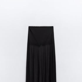 Menší míru průsvitnosti vykazuje vrstvená šifonová sukně Zara (599 Kč) s všitými elastickými šortkami.