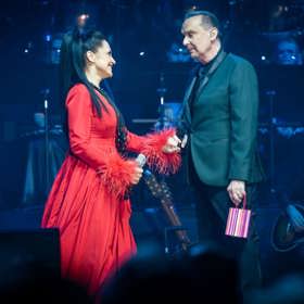 Leden a přelomu roku 2022/2023 byl pro Lucii Bílou ve znamení koncertů v půvabné rudé róbě s pštrosím peřím v oblasti rukávů. Jde o jakousi barevnou obměnu jejího tehdejšího slavičího outfitu. Pochopitelně z dílny návrhářského dua Poner.