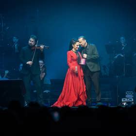 Lucie Bílá si v lednu zazpívala po boku Štefana Margity v rudé róbě 
návrhářského dua Poner. 