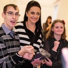 Ve svém oblíbeném svetru se Lucie také v únoru fotila se svými fanoušky ve Žďáru nad Sázavou.