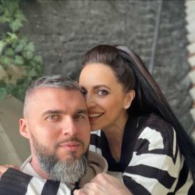 Únor 2023 strávila Lucie Bílá v neformálnějším oblečení. Oblíbila si například černo-bíle pruhovaný svetr.