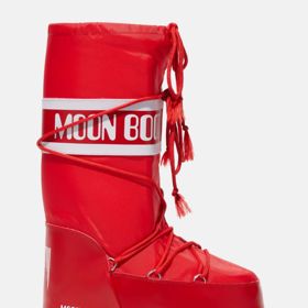 Legendární základní model Moon Boot Icon pořídíte v mnoha barevných provedeních za přibližně 4 600 Kč.