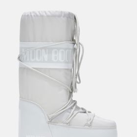 Oblíbená je nestárnoucí bílá varianta. (Moon Boot, 4 600 Kč)