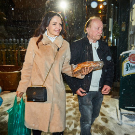 Manželka rockera Petra Jandy Alice si zimní měsíce užívá v béžovém kabátku, který doplnila černou crossbody kabelkou. 