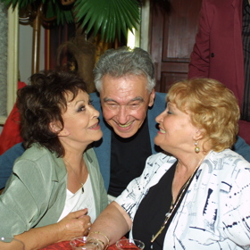 Na archivním snímku z roku 1980 je Josef Zíma se svou manželkou Evou Klepáčovou a s herečkou Jiřinou Bohdalovou.