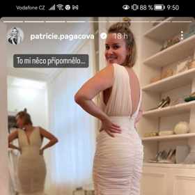 Patricie Pagáčová si vyzkoušela i svatební šaty.