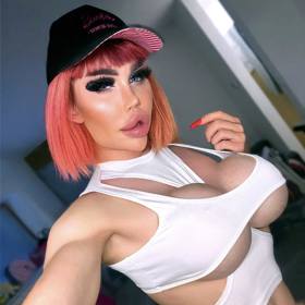 Honza Šimša rád vystavuje bujná ňadra. 