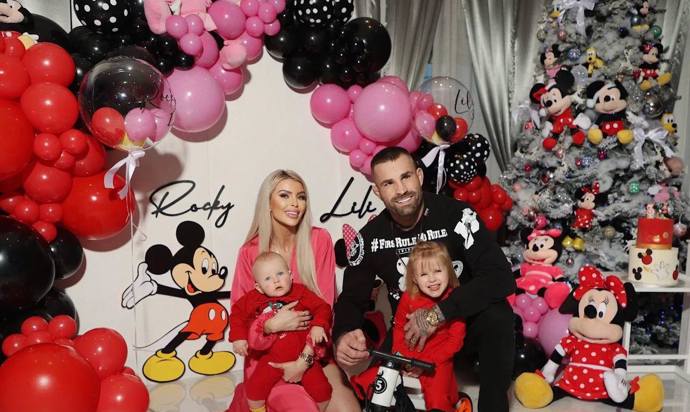 FOTO: Lela Ceterová a bijec Karlos Vémola mají rádi Disney Vánoce. – stránka 866