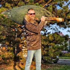 Petr Vágner pózuje s letošním vánočním stromečkem.