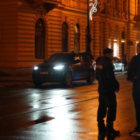 Na místě je stále policie.