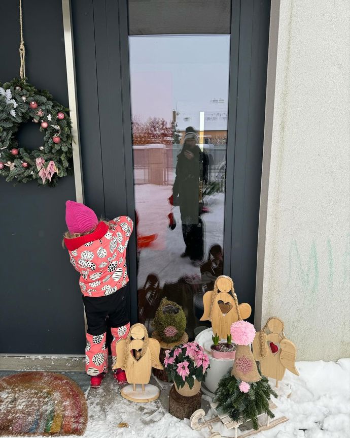 FOTO: Agáta Hanychová má letos vánoční dekorace v růžovém nádechu. – stránka 2019