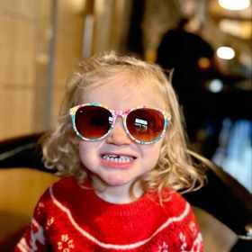 Dvouletá dcera Gabriely Soukalové Izabelka se těší na Vánoce.