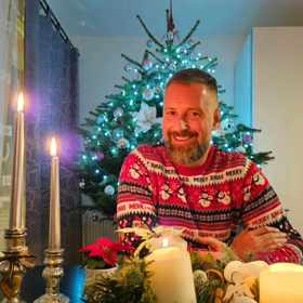 Moderátor Petr Vágner se nám v rozhovoru přiznal, že na Vánoce nejčastěji nosí svetr se sobem.
