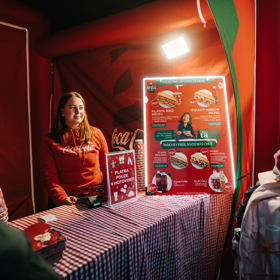 Výborné hotdogy speciálně pro kamion vytvořila kuchařka a influencerka Chilli Ta.