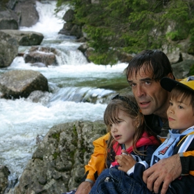 Miroslav Etzler se bál natáčení v ledové vodě. Aby si však zachoval před dětmi důstojnost, nesměl to dát na sobě znát. Mimochodem, dětská hvězda Tomáš Peč, který hrál Vítka Koudelku, se věnuje extrémnímu lyžování.