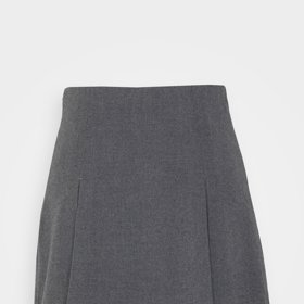 Delší mini se šortkami od značky Abercrombie&Fitch stojí 1 450 Kč.