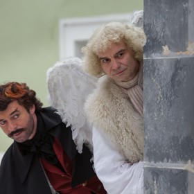 Když Lucie Konášová psala roli anděla Petronela, představovala si v ní francouzského herce Louise de Funèse.