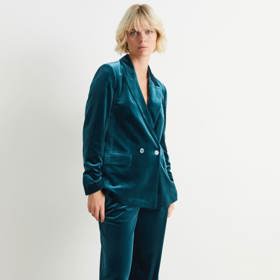 Absolutním hitem mezi sametovými kousky současnosti je dvoudílný komplet saka a kalhot. (C&A)