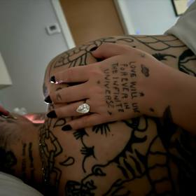 Demi Lovato a její zásnubní prstýnek na míru.