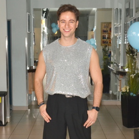 Flitrovaný top zvolil Milan Peroutka také na koncert Muzikálem bez bariér v Divadle Kalich. K němu oblékl černé kalhoty.