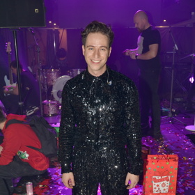 Vánoční koncert Milana Peroutky. Zpěvák se kompletně zahalil do černých flitrů.