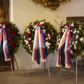 Věnce se stuhami Senátu, Poslanecké sněmovny a městské části Praha 1
