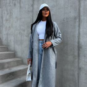 Zavinovací plášť sluší i sportovně laděným outfitům. (Erika Fashion, 1 119 Kč)