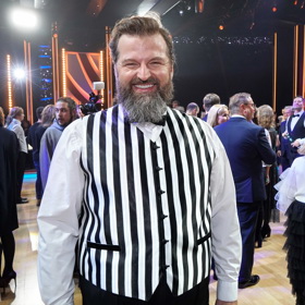 Josef Maršálek po skončení benefičního večera StarDance pro Centrum Paraple. Vynesl bílou košili, černé kalhoty a pruhovanou černo-bílou vestičku.