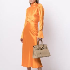 Legenda mezi kabelkami se zrodila v roce 1984. Hermès Birkin bag s označením 35. Její menší varianta má 25 cm. S cenou to ale příliš nehýbe.