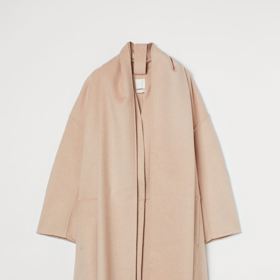 Vlněný plášť s šálovým prvkem z nabídky zimní kolekce řetězce H&M. 2 499 Kč