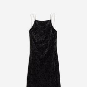 Stejně oblíbené ale zůstávají i elegantní šaty. Třeba v provedení s štrasovými ramínky. (H&M, 529 Kč)