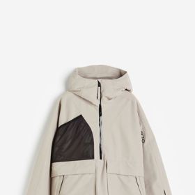 Vedle elegantních přiléhavých střihů nabízí H&M i typy vhodné pro nadšené snowboardistky. (Bunda, H&M, 4 999 Kč)