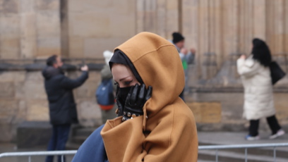 FOTO: Blondýnka skrývala svou tvář.