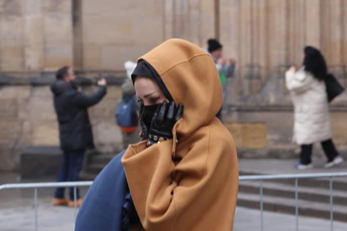 FOTO: Blondýnka skrývala svou tvář. – stránka 2589