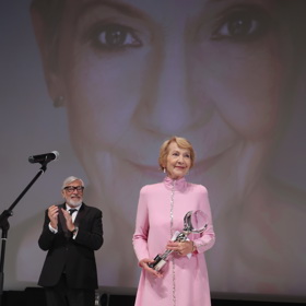 Daniele Kolářové aplaudoval celý hotel Thermal, kde cenu přebírala.