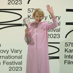 Daniela Kolářová přebírala v růžové róbě cenu za přínos české kinematografii.