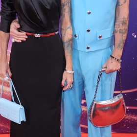 Zpěvák Richard Krajčo na sebe letos upozornil na Českém slavíku v tyrkysovém kalhotovém kostýmu značky Burberry a se stříbrnou kabelkou coby doplňkem.