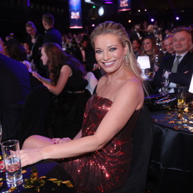 Moderátorka Lucie Borhyová vynesla červené flitrované šaty na předávání cen Český slavík.