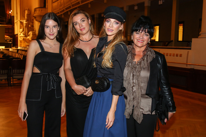 FOTO: Andrea Verešová s maminkou, sestrou Alexandrou Nejedlou a neteří v roce 2018 – stránka 452