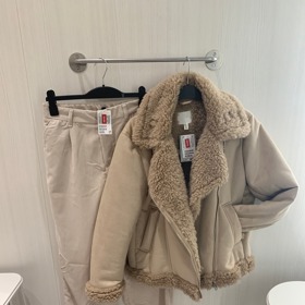 Bundu ve slevách pořídíte za 999 Kč, kalhoty za 329 Kč.