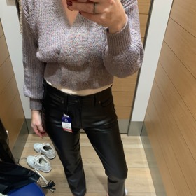 Rovně střižené kalhoty hezky padly. Cena po slevě je příznivá, 1 099 Kč.