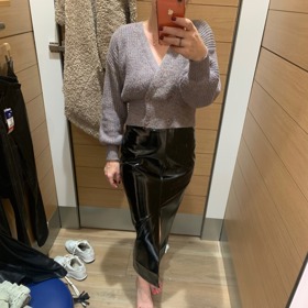 V GAP Janu zaujala i  pouzdrová sukně s rozparkem, cena po slevě 999 Kč.