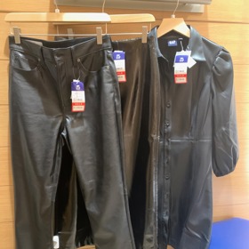 Módní značka GAP nabízí překvapivě i poměrně elegantní kousky. Jana si do kabinky odnesla hned tři modely z eko kůže.