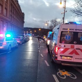 Na místě jsou i sanitky.