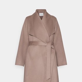 Kabát s širokými klopami a páskem najdete také u značky IvyOak, tento vlněný stojí 10 290 Kč.