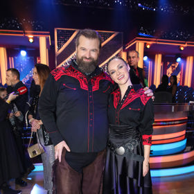 Takhle to Josefu Maršálkovi slušelo po skupinovém country tanci. Nechyběly hnědé kožené kalhoty a černá košile s červenou výšivkou.