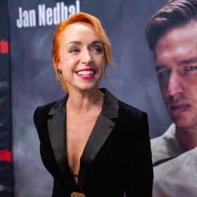 Není cizí hvězdám, oblíbíte si jej i vy. Nádhernou ukázku sametových šatů jako ideální slavnostní outfit na filmovou premiéru nedávno představila herečka Tatiana Dyková v mini modelu s hlubokým smokingovým dekoltem.